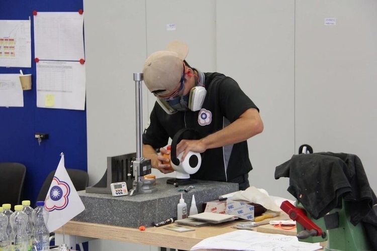 台灣選手雷豐嶽在「外觀模型創作職類」競賽中專心一致組裝零件，以穩定沉著、速度與精確度打敗強勁對手。雷豐嶽提供／中央社