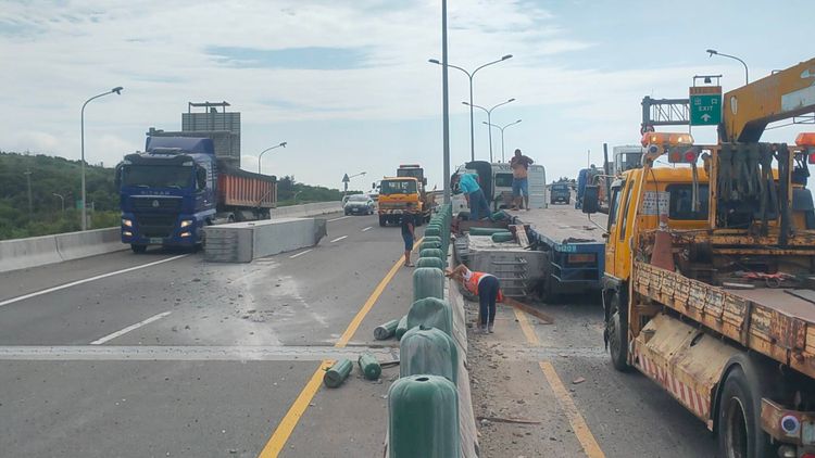 拖板車失控自撞，載運的2支水泥預力樑飛出。民眾提供