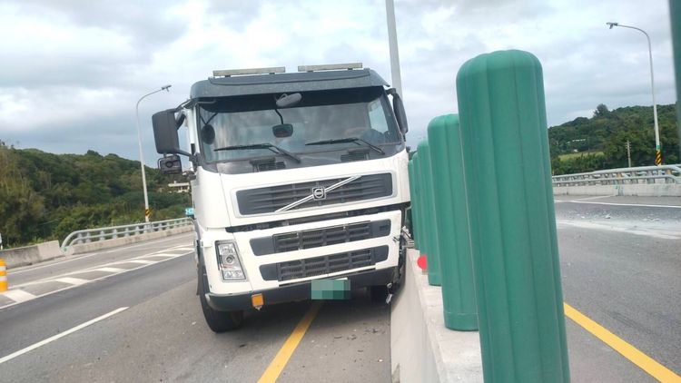肇事拖板車失控自撞護欄，駕駛有酒精反應。民眾提供