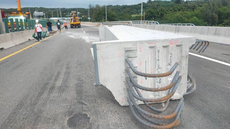 水泥預力樑每支重達約22噸，若砸中車輛非同小可。民眾提供