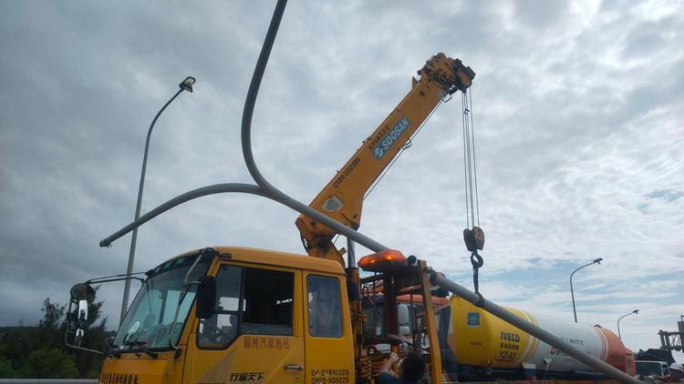 事故過程中剷斷一根路燈桿。民眾提供