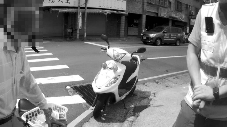 警員到場了解，老翁堅持自行返家。桃園警分局提供