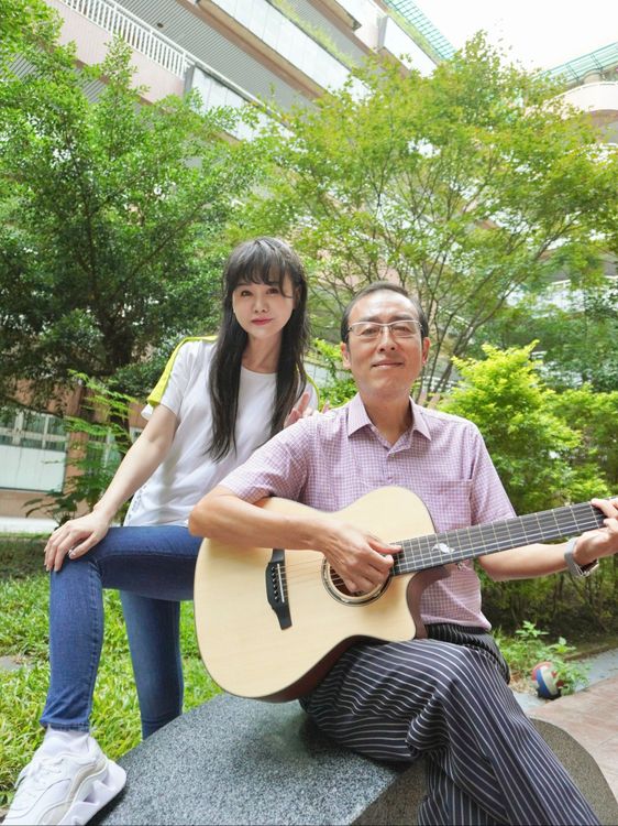 張如君（左）和醫師兼公益音樂創作家李兆麟，練唱原創歌曲《心已重生》。照片關懷心臟病童協會提供