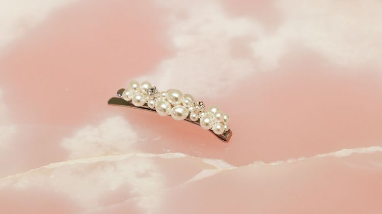 Simone Rocha台北專賣店獨家珍珠髮夾，3800元。喜事國際提供