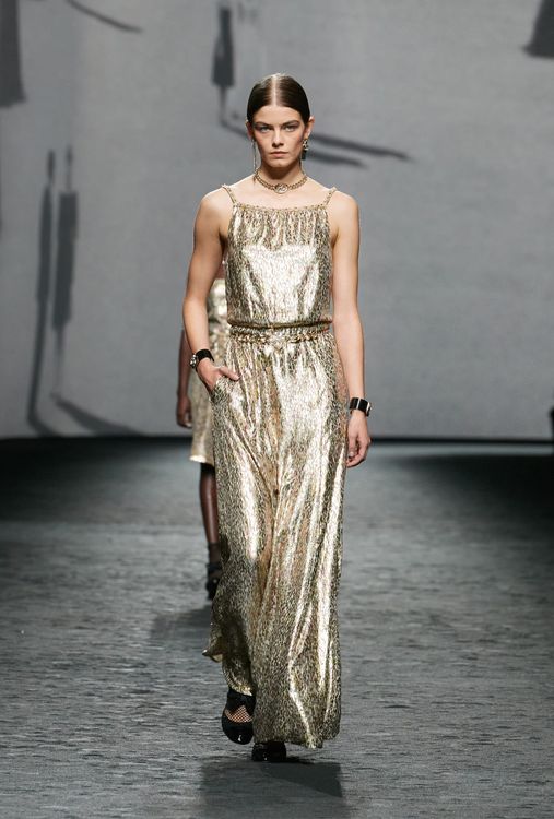 貼合身型的閃亮金色絲絨洋裝，適合用來招引目光的夜晚盛宴。品牌提供