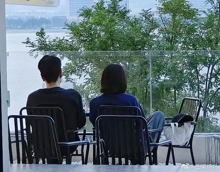 高圓圓（右）探老公趙又廷的班，夫妻倆比肩而坐看風景。翻攝微博