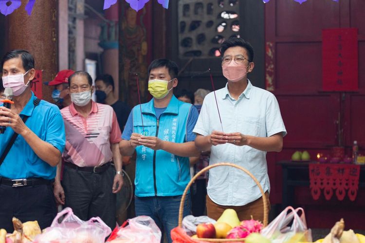 民進黨新竹縣長候選人周江杰今天（11日）到新埔鎮參加慶讚中元法會。周江杰團隊提供