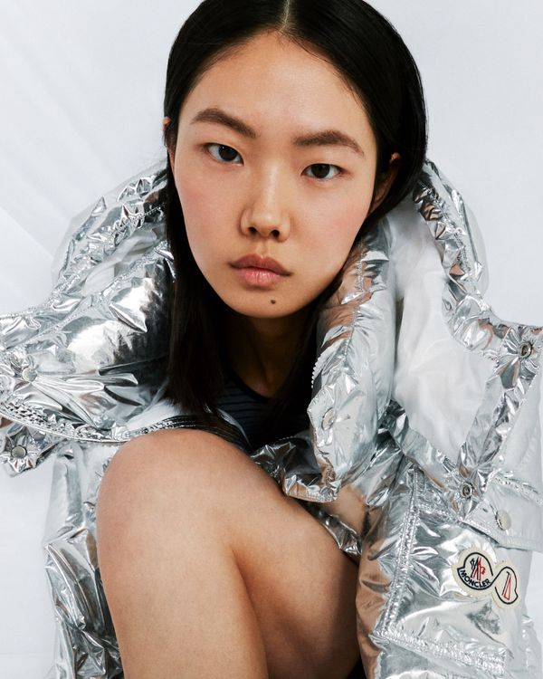 綴飾著MONCLER 70周年特殊紀念標誌的Maya羽絨服，將於10月1日起發售。品牌提供