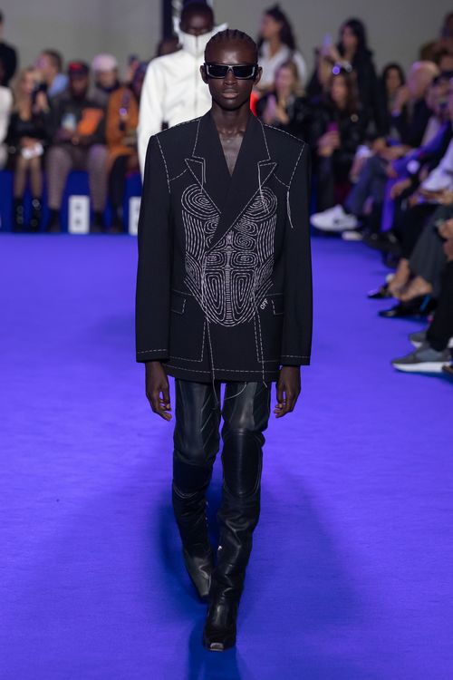 恣意綻放的立體花朵裝飾從身體向上延伸至耳朵，搭配似透視著肌理、骨骼的印花和圖騰，延續了縈繞非洲大陸意志的血脈。品牌提供