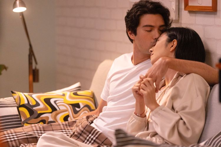 桂綸鎂和鳳小岳劇中大談辦公室戀情。Disney+提供