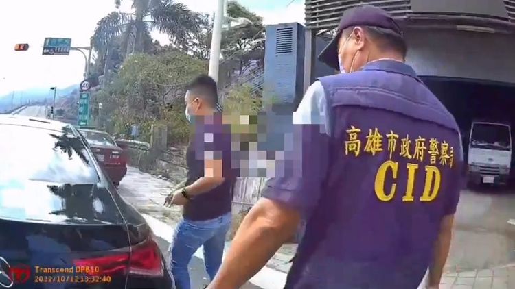 警方在寶來派出所前攔劫到砸車者車輛。讀者提供