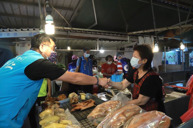 林耕仁掃街拜票。林耕仁競辦提供