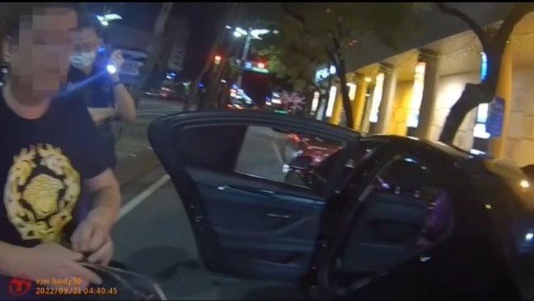 警方聞到朱男（左）滿身K味，加以盤查。讀者提供