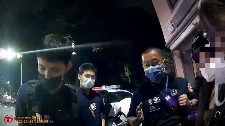 警方攔下未打方向燈笉2名共騎機車女子（右），其中駕駛酒測超標。讀者提供