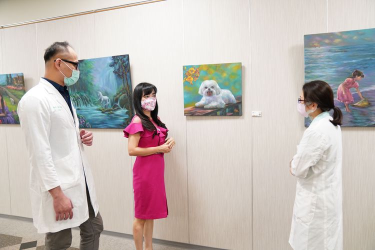 這次聯展部份畫作將公益義賣，所得捐助中醫大新竹附醫及流浪動物收容單位，展期即日起至11月底。中醫大新竹附醫提供