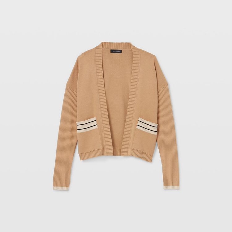 學院風設計開襟衫，8900元。品牌提供