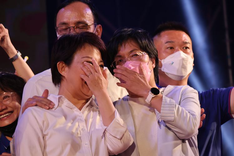 盧秀燕說到激動處眼眶泛淚，彰化縣長王惠美(右二)上前安慰。張喆喜攝