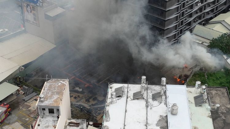 地下室有4樓，地下2樓疑似灌漿模板燒起來。侯昌騰攝