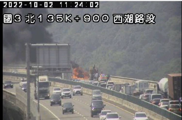 國道三南下苗栗路段上午11點多發生火燒車事故，駕駛即時逃出未釀傷亡。翻攝國道監視器畫面