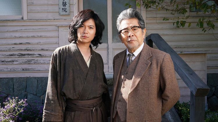 古谷一行（右）2019年在金田一耕助特別劇飾演刑警，和男主角加藤成亮被指為兩代金田一耕助同台。翻攝日本yahoo