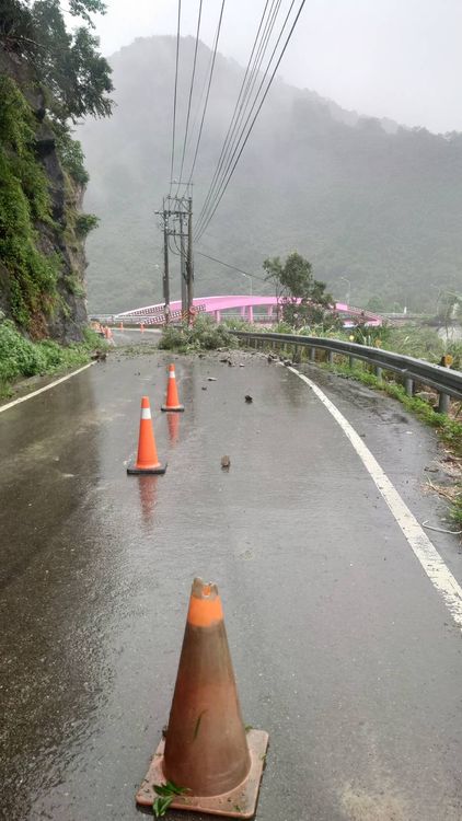 新竹縣竹120線新樂大橋周邊出現落石，目前已清除。讀者提供