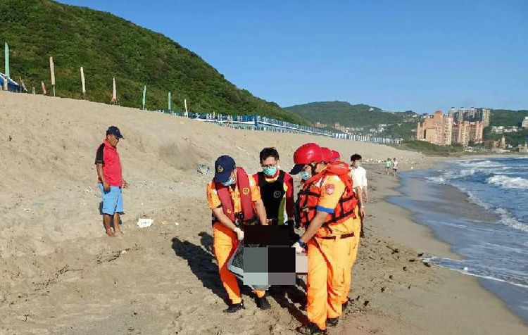 吳姓哥哥遺體於昨天沖上海灘。讀者提供