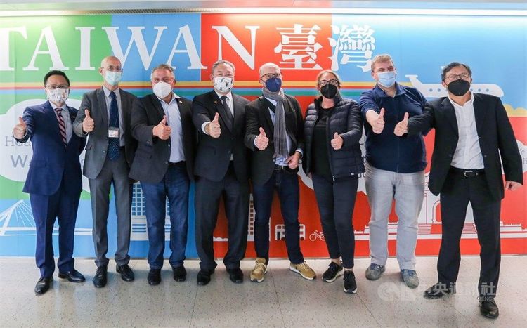 德國國會友台小組主席威爾許（Klaus-Peter Willsch）（左3），率跨黨派訪團搭機來台，我駐德國代表謝志偉（右1）也陪同搭機來台；外交部常務次長俞大㵢（左4）今天清晨接機歡迎訪團。中央社