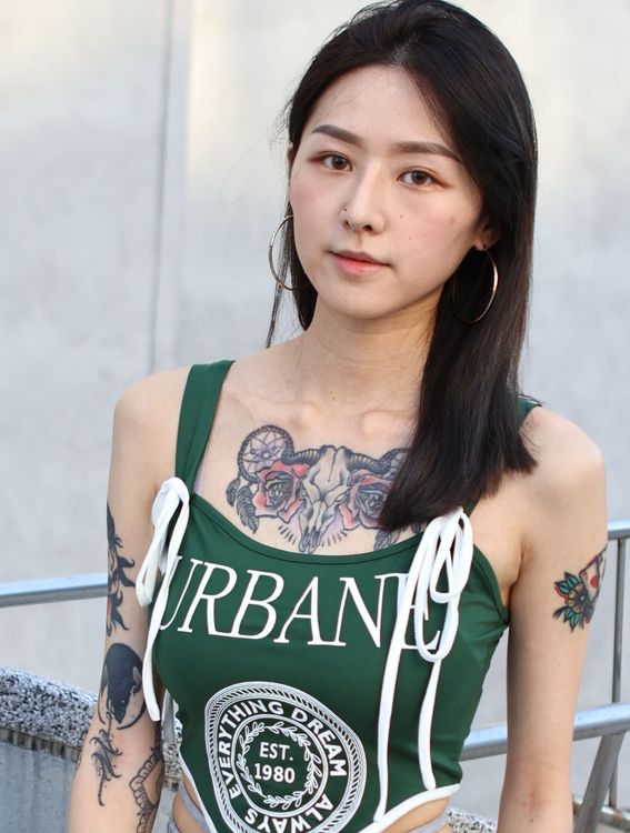 Joanne身上明顯的刺青，顯得格外引人注目。陳德興攝