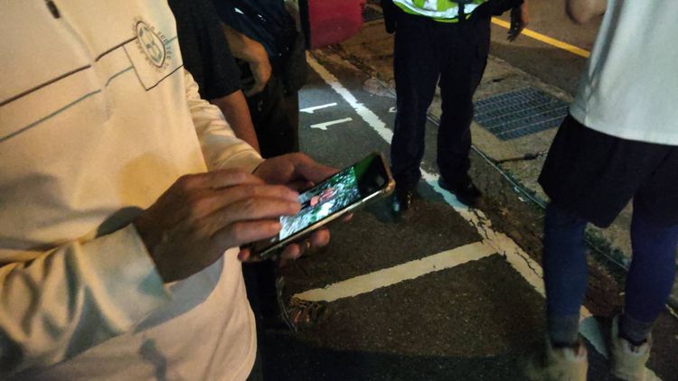 山友也用手機連絡失聯的殷男，但都無法接通，李陳信得攝