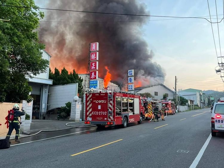 火勢一發不可收拾，鐵皮屋全面燃燒。民眾提供