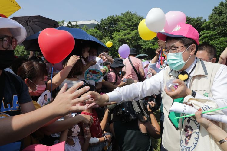 民眾爭先拿小禮品。市府提供