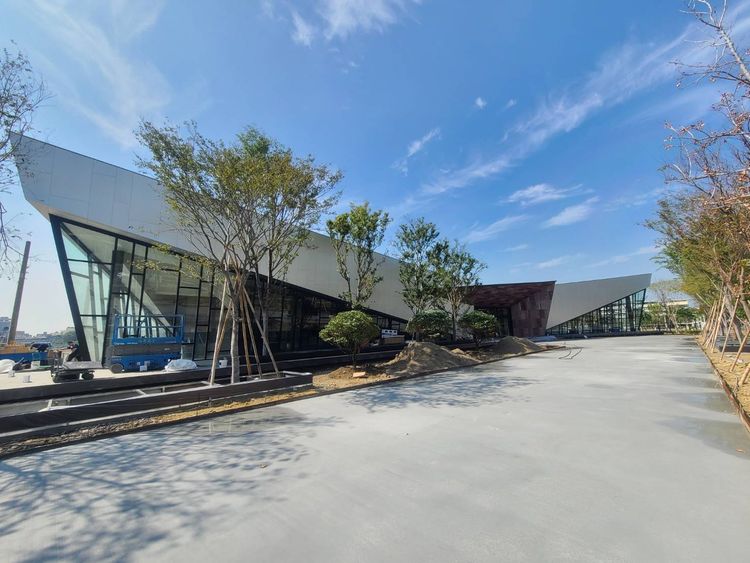 「清景麟國家公園」正對小港森林公園，每坪最高38萬元。葉家銘攝