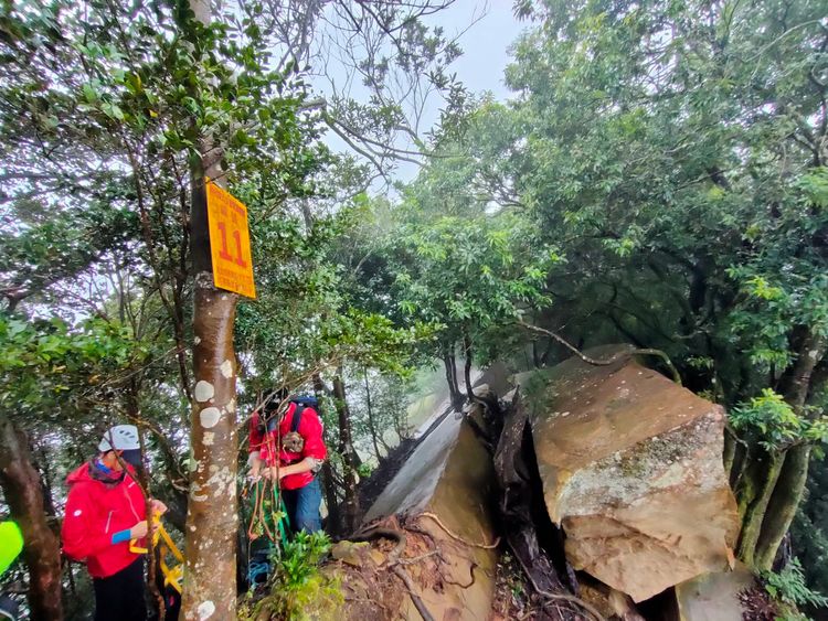 搜救人員在惡劣地形和環境搜索吳男行蹤。苗栗縣消防局提供