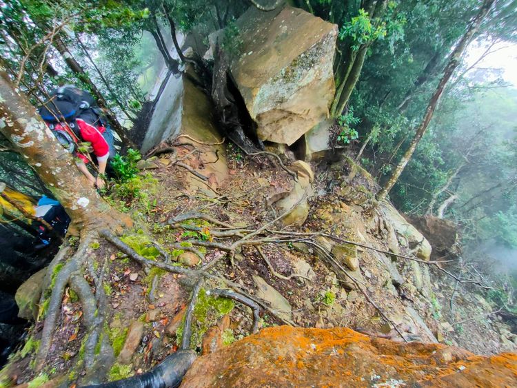 搜救人員今天繼續在惡劣地形和環境搜索吳男行蹤。苗栗縣消防局提供