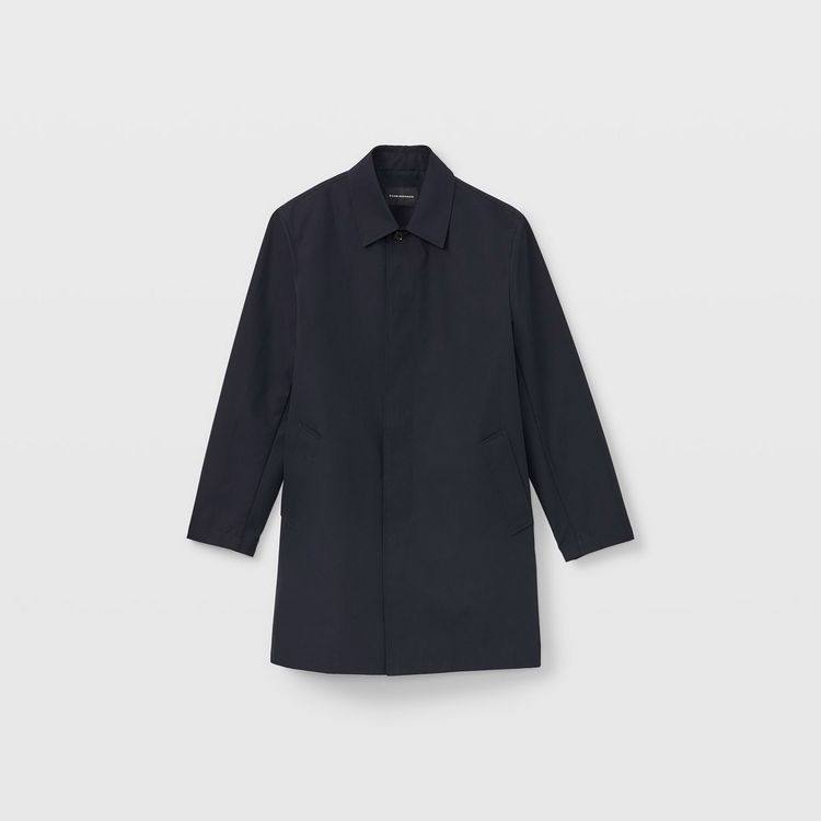 長版風衣外套，1萬7900元。品牌提供