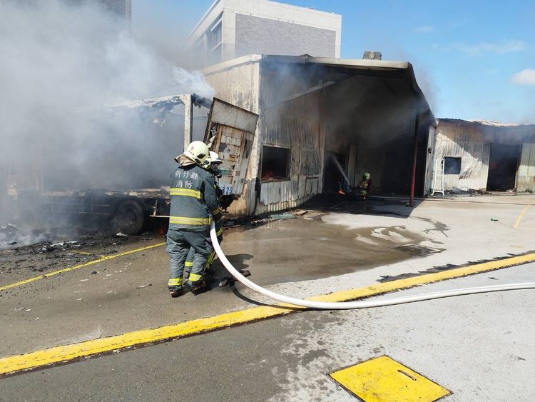 新竹縣竹北市西濱路二段一家物流公司，今天（12日）上午10時許發生火警意外。翻攝畫面