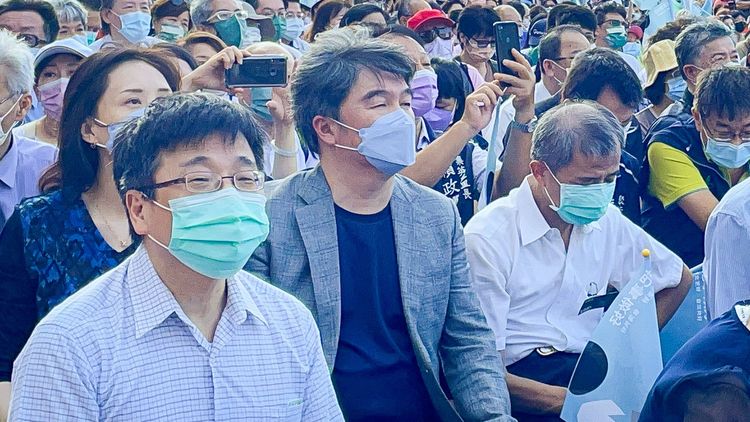 周志浩（前左）坐在王必勝和尤香玉前排。賴昀岫攝