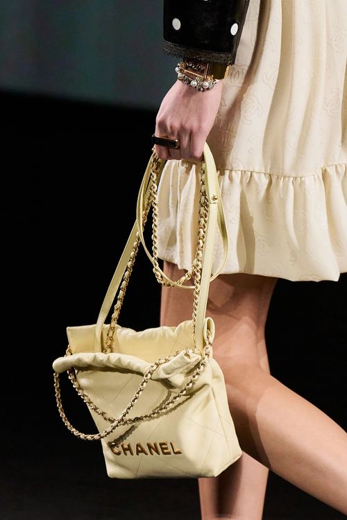 縮小款CHANEL 22肩背包，已可預期將成為明年春夏的IT包之列。翻攝VOGUE RUNWAY網站