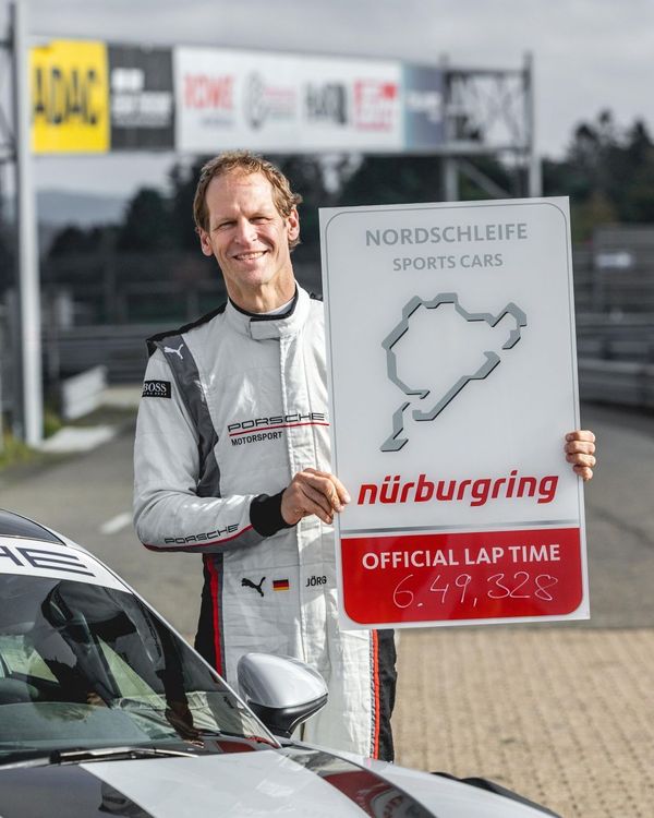保時捷品牌大使 Jörg Bergmeister 駕駛保時捷 911 GT3 RS 在紐柏林北環賽道締造 6分49.328秒的成績。原廠提供