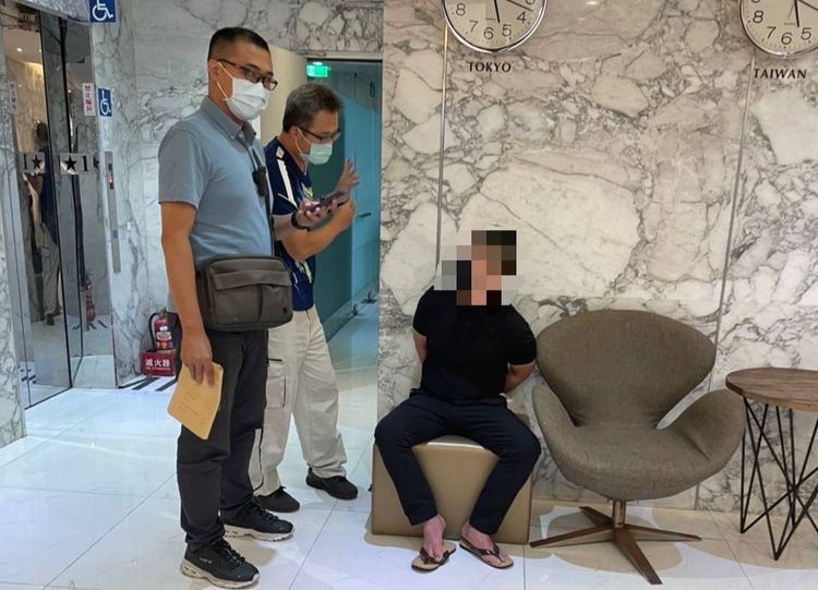 孫男（右）涉竊盜及詐欺案遭逮。讀者提供