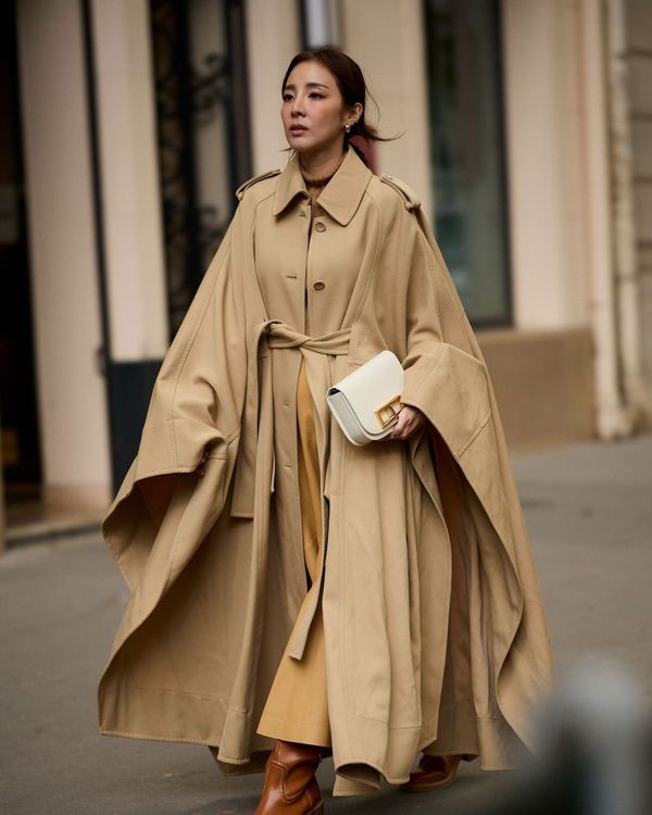 Dara換穿卡其色風衣優雅現身比利時精品DELVAUX新品展示會。翻攝DELVAUX IG