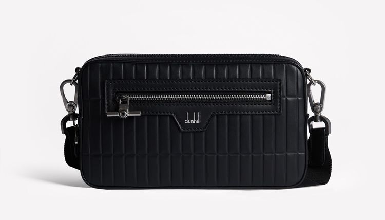 Rollagas黑色斜背包，2萬9950元。品牌提供