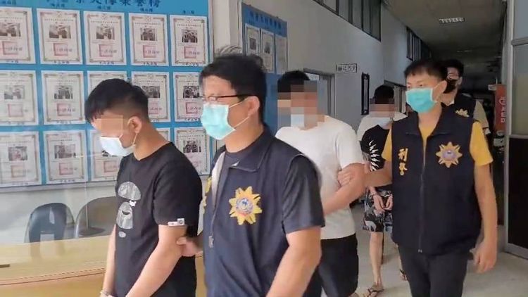 警方逮涉嫌詐騙集團5人送辦。讀者提供