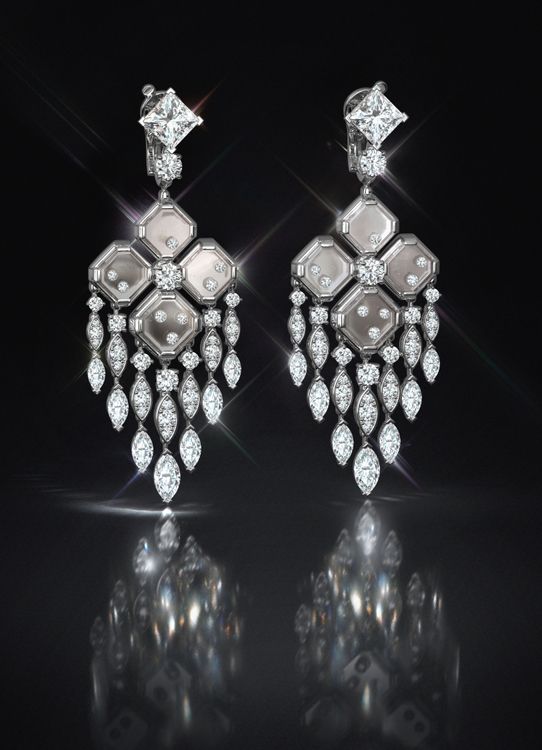 Frozen Capture水晶鑽石垂墜式吊燈耳環，約467萬元。品牌提供