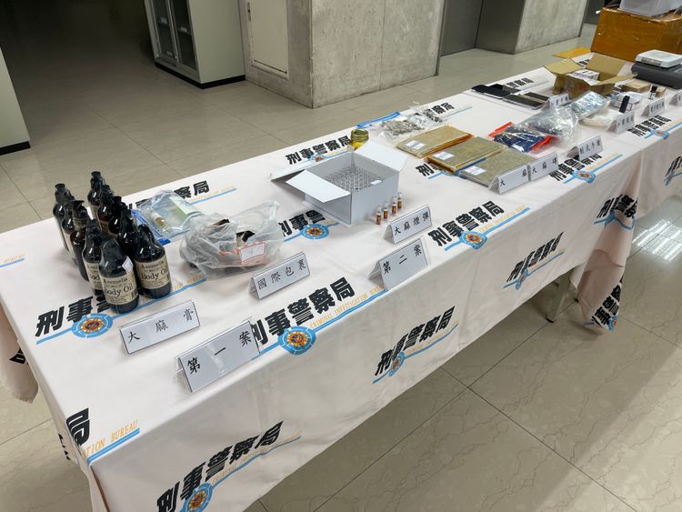 刑事局陳列查扣贓證物。翻攝畫面