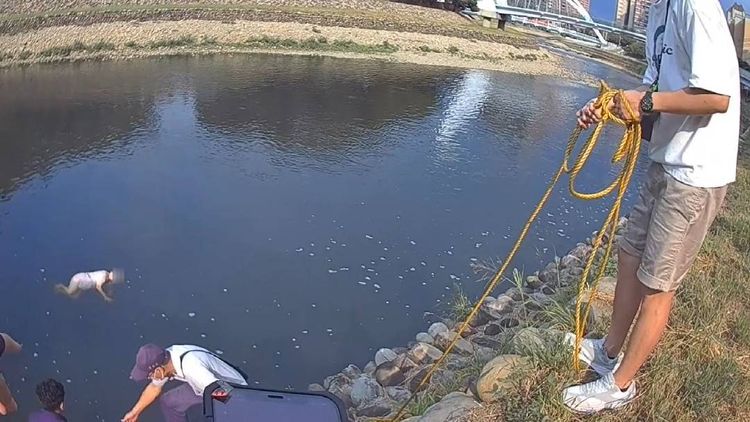 民眾拉繩協助救人。蘆竹警分局提供