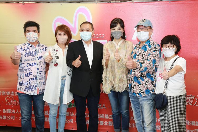 葉佳修(左起)、向娃、侯友宜、方季惟、劉福助與紀寶如。