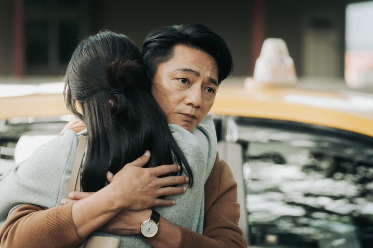 單元《尾號1314》中藍葦華思考一個人真的可以跟另外一個人一生一世嗎？公視提供