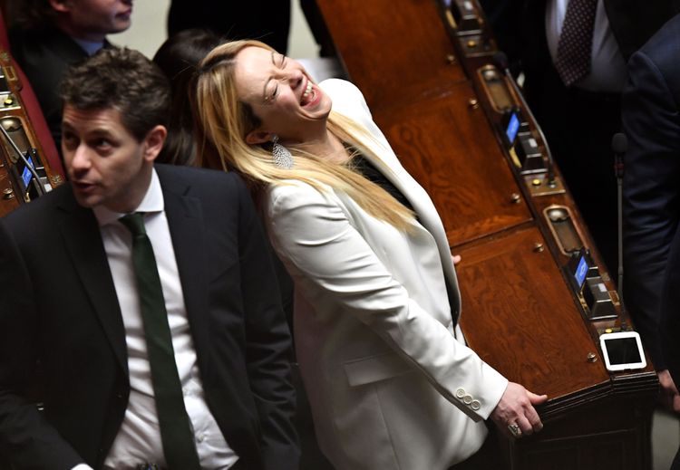 梅洛尼表情豐富，在國會開懷大笑。法新社
