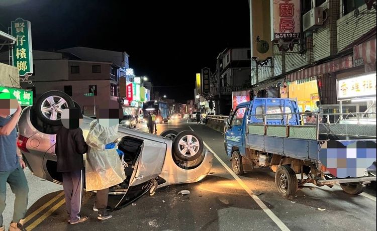 轎車擦撞停在路邊的小貨車後翻覆，3人受傷送醫。警方提供
